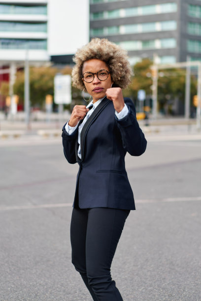商业非裔美国女孩在战斗姿势的肖像。艰难的经营理念图片下载