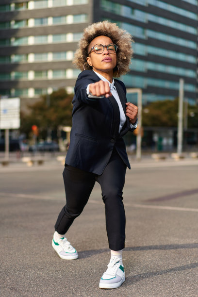 商业非裔美国女孩在战斗姿势的肖像。艰难的经营理念图片下载