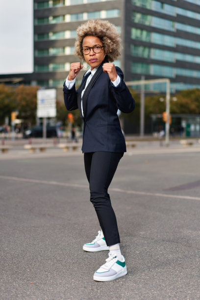 商业非裔美国女孩在战斗姿势的肖像。艰难的经营理念图片下载