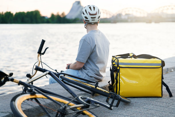 快递快递坐在码头看河。图片下载