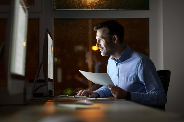 成年白人在办公室工作到很晚图片下载