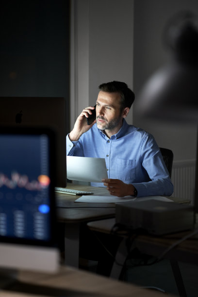 白人成年商人，在办公室工作到很晚图片下载