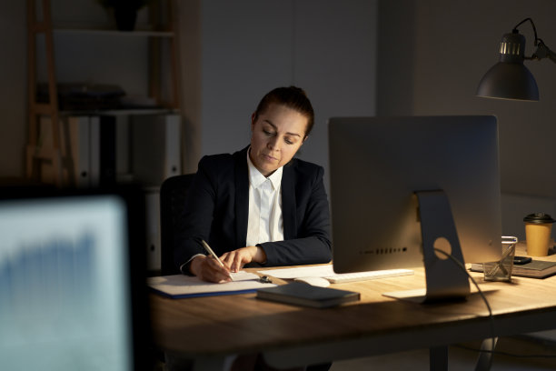 白人女商人，在办公室工作到很晚图片下载