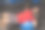 一个健康和运动的亚洲人做瑞士球哑铃胸压。在健身房锻炼。图片下载
