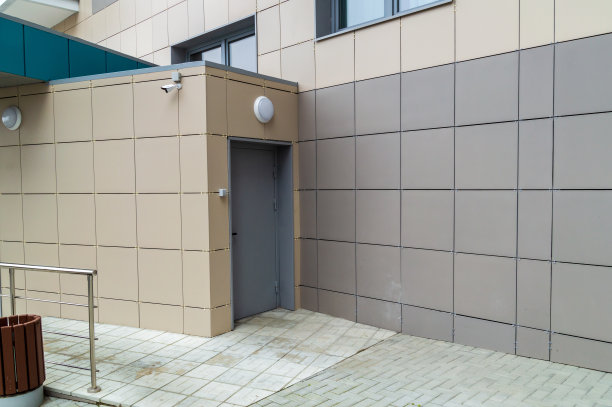 一幢带有门的现代住宅建筑的立面图片下载