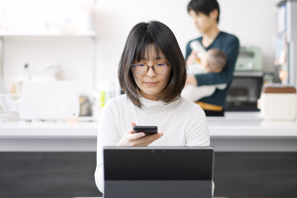 亚洲女性在家远程办公图片下载