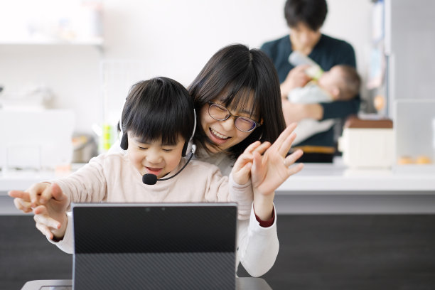 亚洲女性受儿童远程工作困扰图片下载