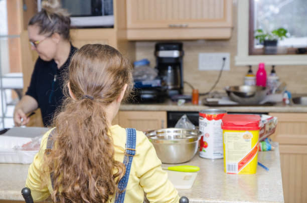 和母亲一起准备食物的少女图片下载