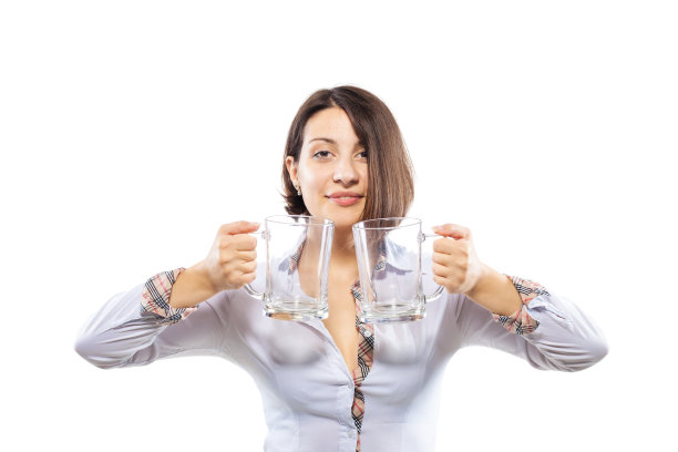两个空啤酒杯的女孩图片下载
