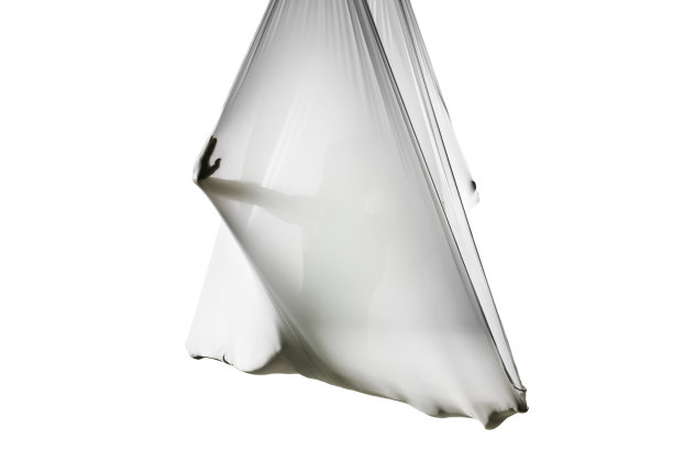 练习空中瑜伽的女孩图片下载