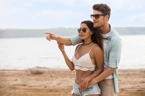 年轻美丽的情侣相爱相拥图片下载