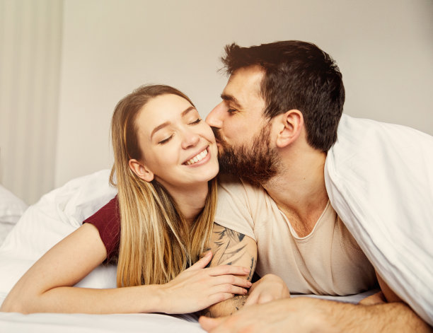 情侣爱卧室床上躺浪漫浪漫幸福关系情人节一起男人女人图片下载