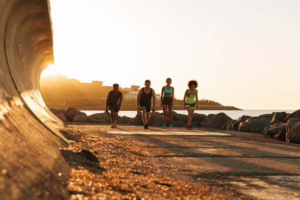 四名运动员准备跑步的全长图片图片下载