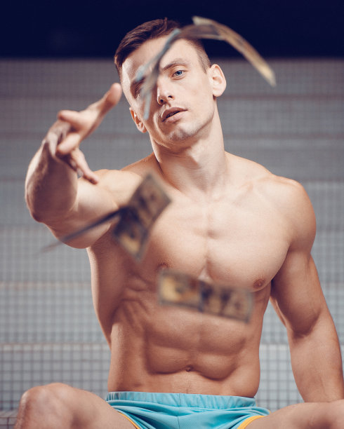 肌肉发达，体格健壮，慷慨大方的男人扔钞票图片下载