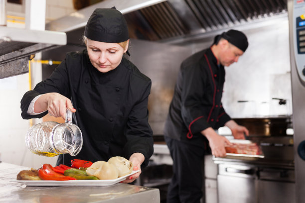 女厨师在餐厅厨房工作图片下载