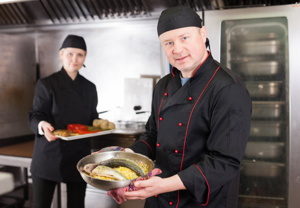 厨师提供品尝烤鱼图片下载