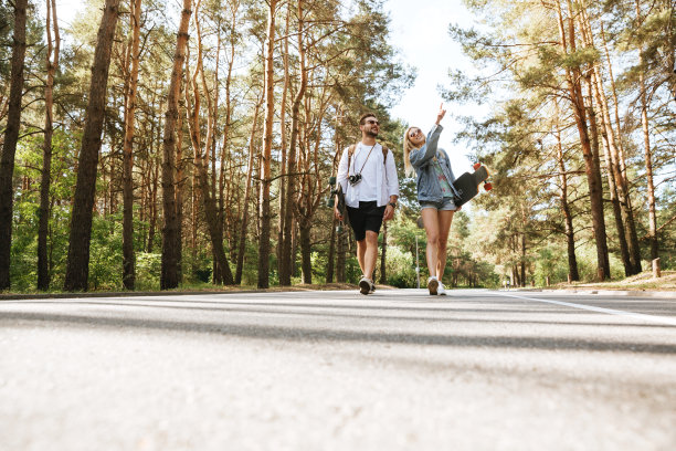 一对情侣在户外玩滑板。图片下载