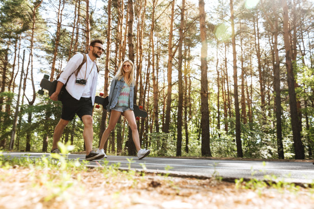 一对情侣在户外玩滑板。图片下载