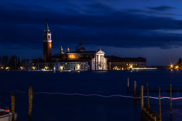 意大利威尼斯，横跨大运河的圣乔治马焦雷岛的夜景图片下载