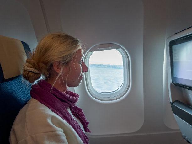 看着窗外的女人图片下载