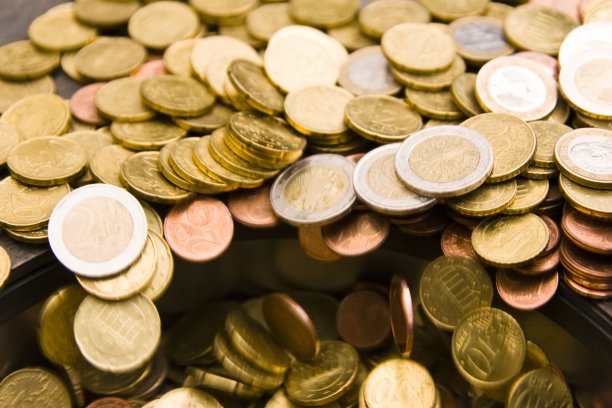 欧元硬币落入漏斗图片下载