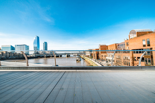 横跨泰晤士河的伦敦千禧桥图片下载