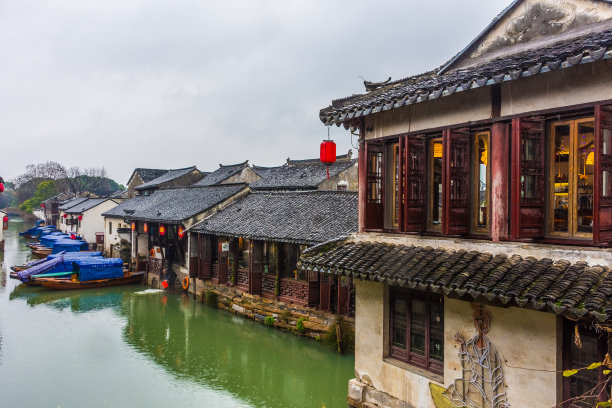 中国小镇周庄的运河图片下载