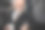 高级商人去办公室检查时间的特写肖像图片下载