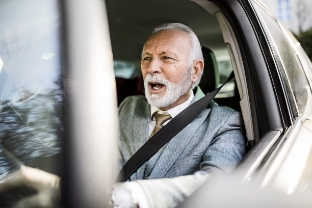 愤怒的老男人开车图片下载