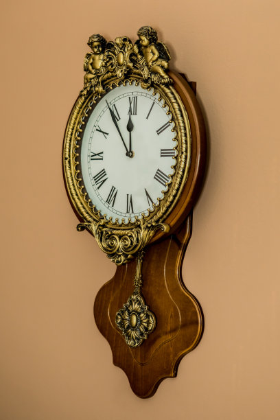 棕色墙上圣诞和新年的时钟。假期前5分钟(1)。图片下载