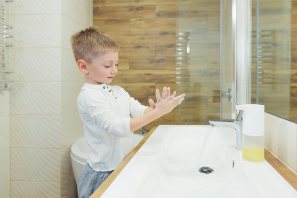 小男孩在浴室、家里、餐厅、酒店、购物中心用肥皂和消毒剂洗手图片下载