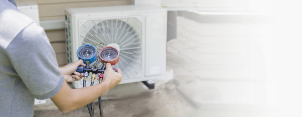 空气维修机修工利用测量设备对工业工厂空调机进行充注和检查维护室外机空压机组。图片下载