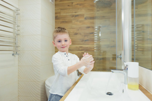 小男孩在浴室、家里、餐厅、酒店、购物中心用肥皂和消毒剂洗手图片下载