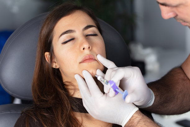注射到脸部的下巴区域。美学、医学概念。青年注射。图片下载