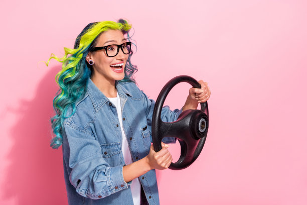 侧面肖像的漂亮时髦的快活波浪头发的女孩骑拷贝空间孤立在粉红色柔和的颜色背景图片下载