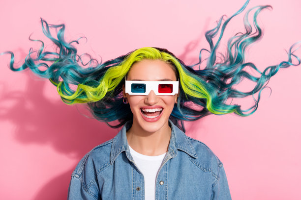 激动的照片时髦年轻明亮的女士穿着牛仔夹克3d眼镜风吹头发飞扬孤立的粉红色背景图片下载