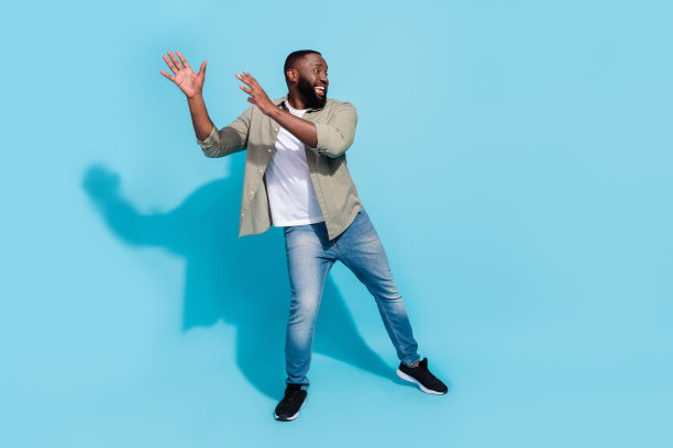 全尺寸照片的年轻非洲人好心情跳舞俱乐部穿休闲服孤立在蓝色的背景图片下载