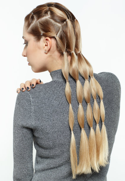 有创意的辫子发型的金发女性的背面肖像。图片下载