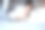 快乐的女人用笔记本电脑工作，女人在床上通过笔记本电脑在线开会。技术、网络、在家工作、生活方式和数字通信的概念图片下载