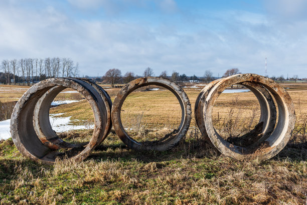 旧的混凝土管。班轮。图片下载