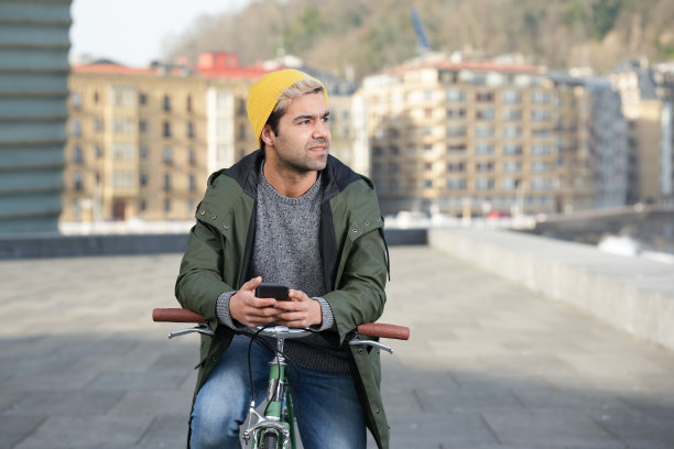 在城里用电话的人图片下载