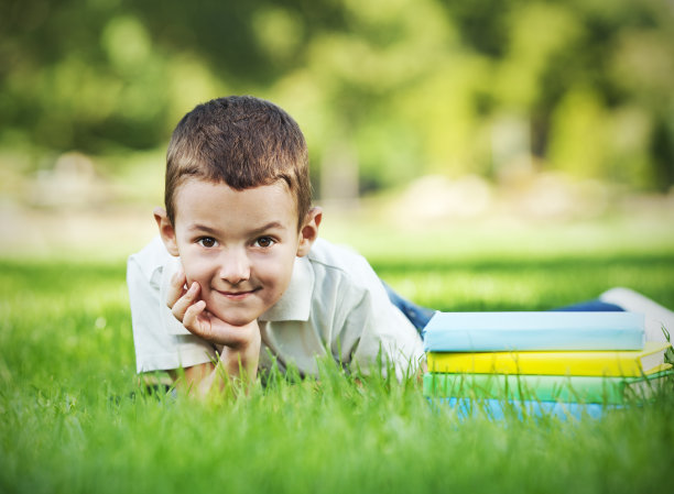 男孩躺在草坪上图片下载