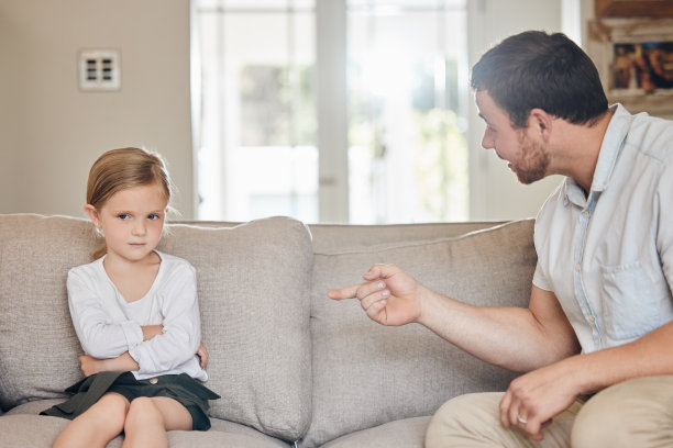 这张照片拍摄的是一位年轻的父亲在家里训斥孩子图片下载
