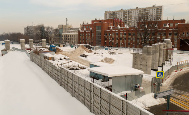 冬天在莫斯科火车站附近建造一座桥梁图片下载