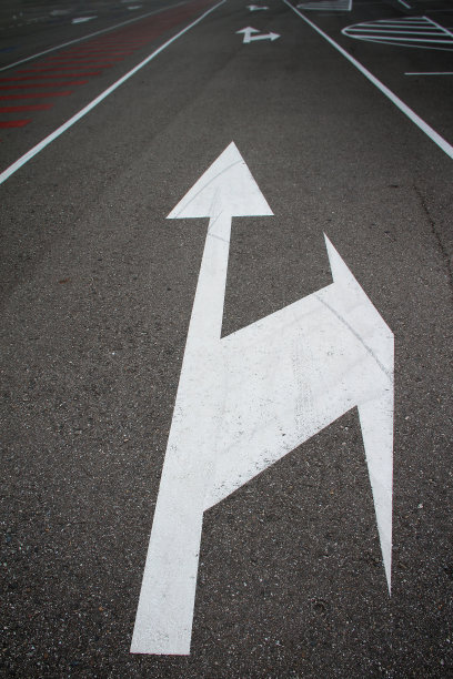 带有方向箭头的白色道路标记图片下载