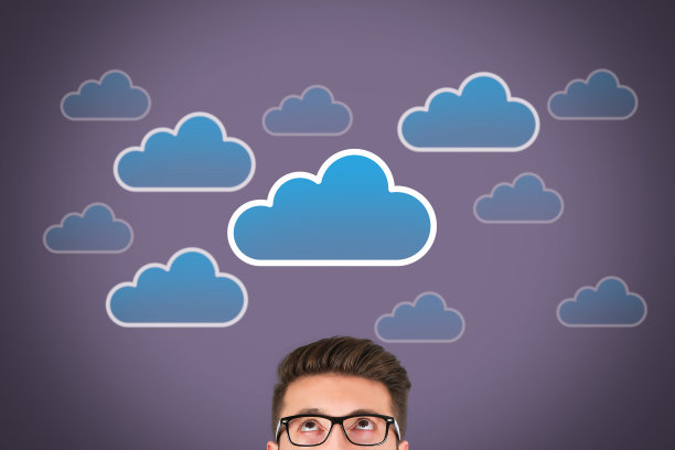 可视化屏幕上人头上方的云计算概念图片下载