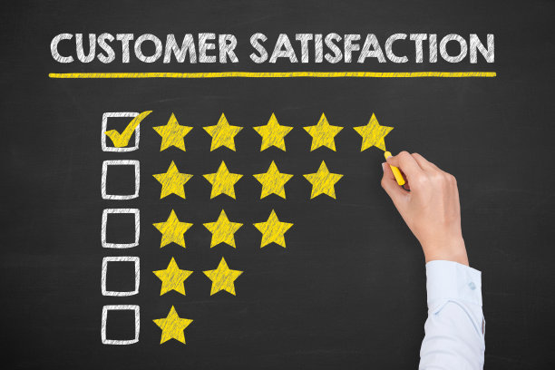 业务人员在黑板背景上绘制客户满意度概念图片下载