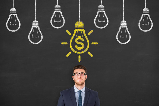 财务概念在人头黑板背景上图片下载