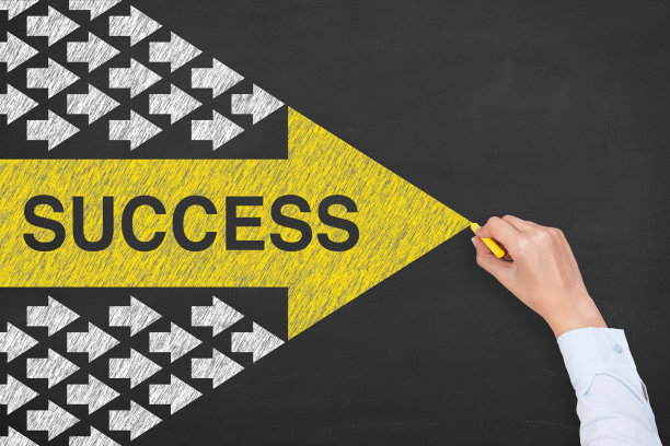 成功概念与箭头在黑板背景图片下载