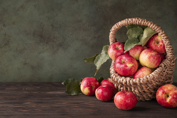 在篮子里收获红苹果图片下载